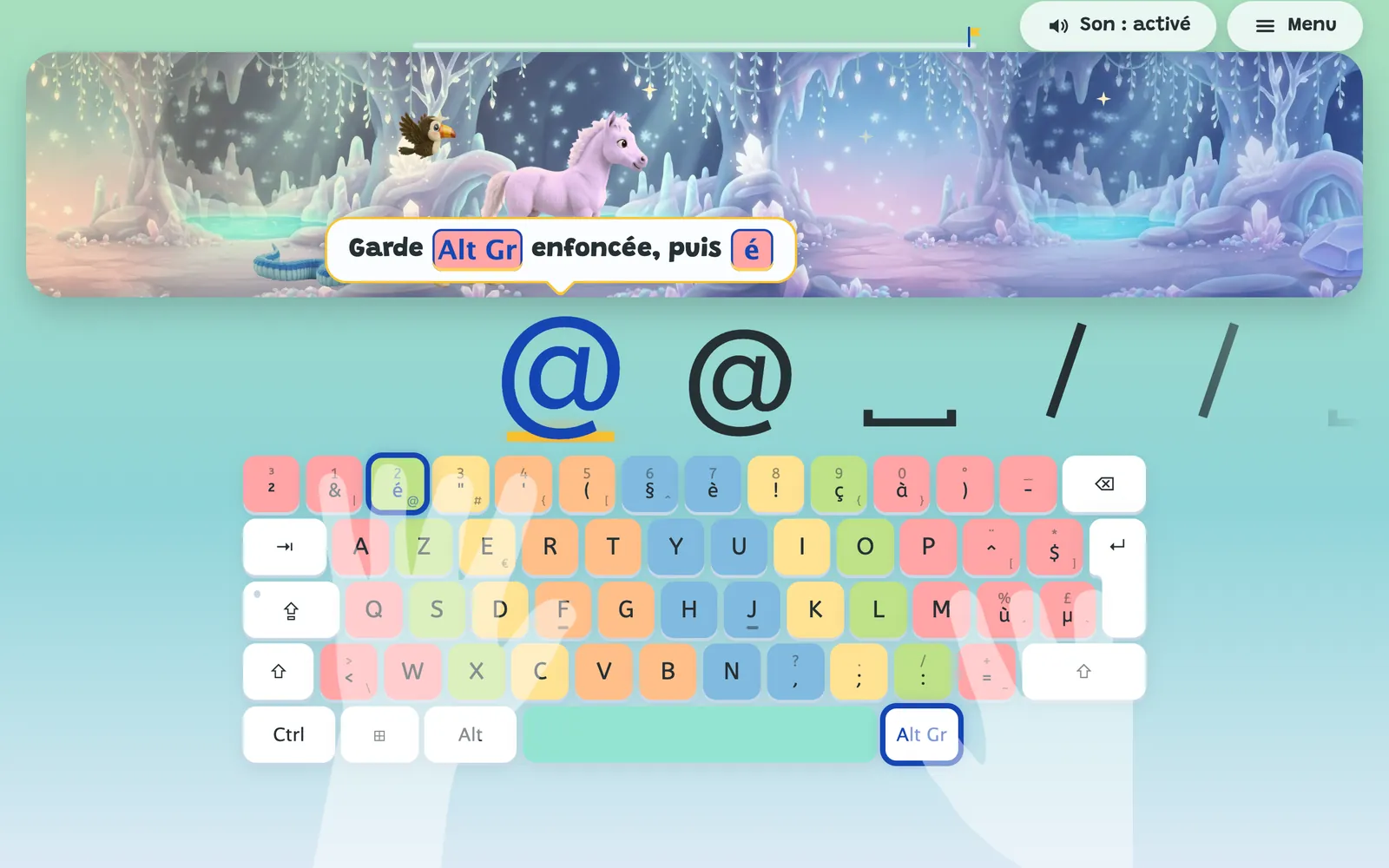 Le clavier AZERTY belge d'un PC dessiné dans la grotte de cristal : pour taper @, la bulle dit de garder Alt Gr enfoncée, puis é ; les touches Alt Gr et é sont entourées, avec le § et le ! sur la rangée des chiffres